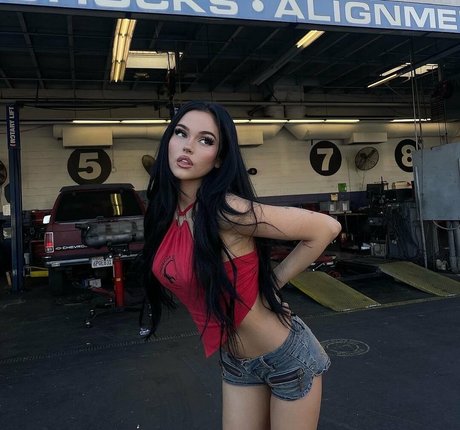 Maggie Lindemann exclusive model img