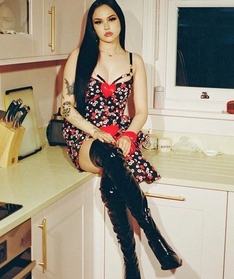 Maggie Lindemann modèle nu galerie