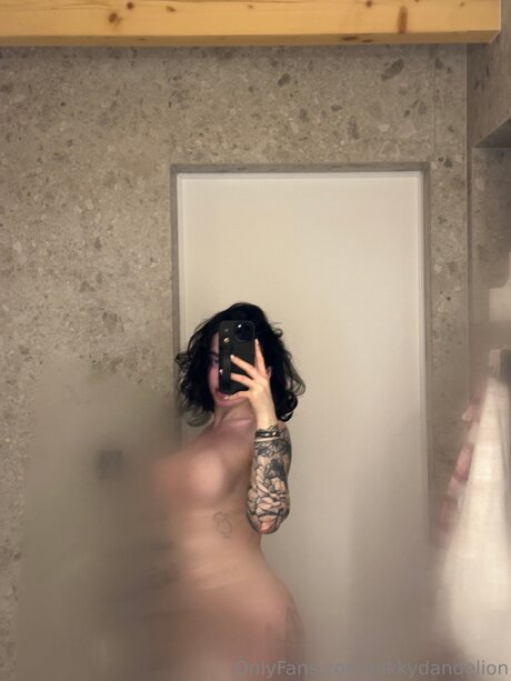 NikkyDandelion actrice sexy image