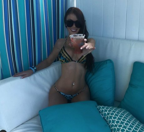 Courtney O Connell modelo erótico imágenes