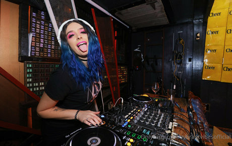 vybrantvibesofficial pornstar art photo