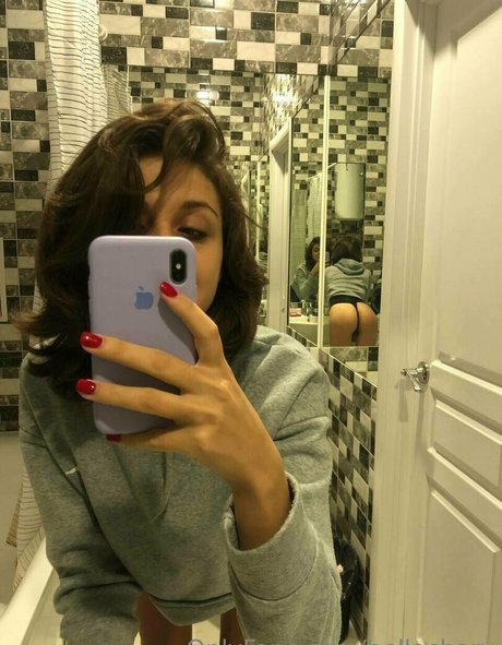 bellachary modèle sexy archive