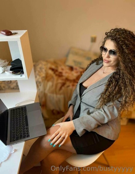 bustyyyyy estrella desnuda archivo