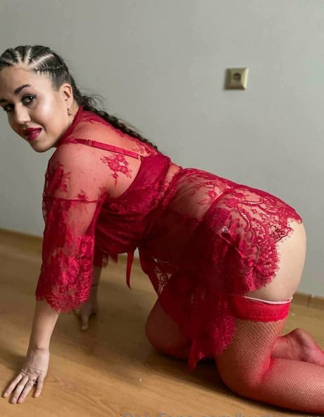 bustyyyyy modèle parfait des photos