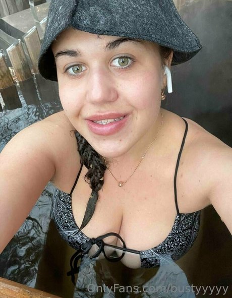 bustyyyyy meilleur modèle galerie