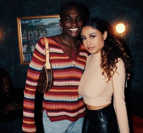 AlessiaSays modelo erótico galerías