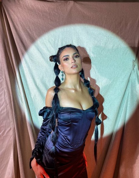 Kyra Santoro modèle sympa images