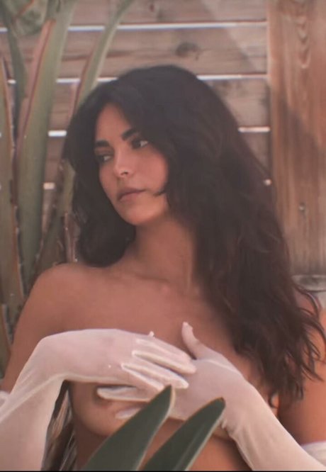 Kyra Santoro modèle sexy photo