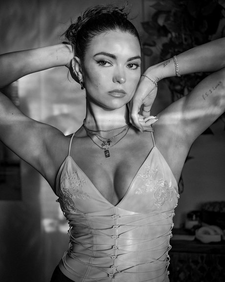 Kyra Santoro modelo erótico galerías