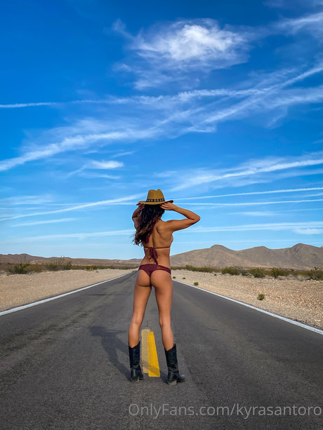 Kyra Santoro modèle photo