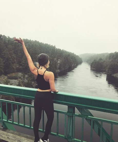 Scout Taylor Compton modelo desnudos galerías