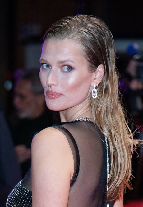 Toni Garrn star érotique img