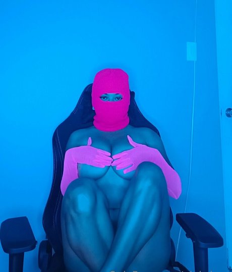 pink lucy actrice chaude photo