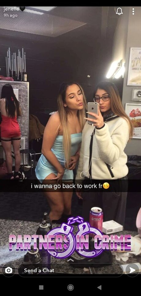 Jenelle Mathew bonita modelo galería