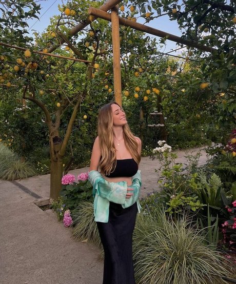 Charlotte Bregman modèle sexy collection