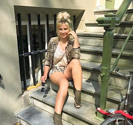 Sensi Lowe modelo gratis imágenes