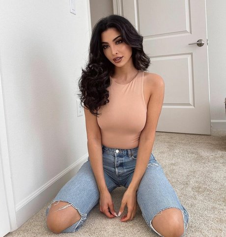 Elwa Saleh modelo caliente archivo