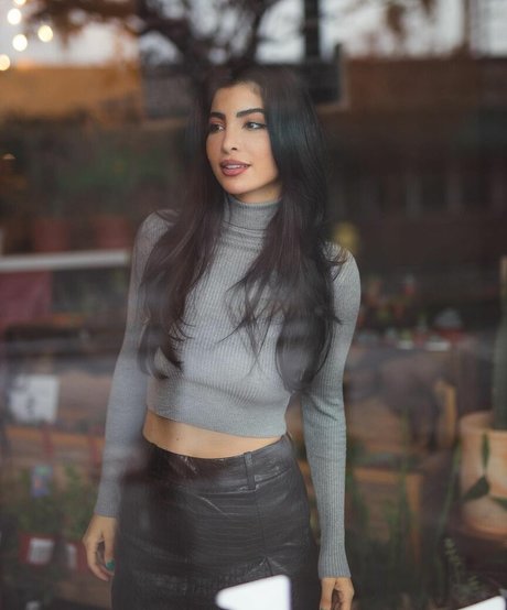 Elwa Saleh modelo gratis imagen