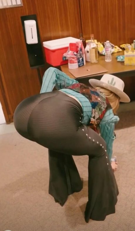 Lainey Wilson perfect pornstar images