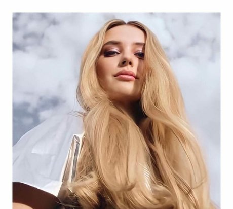 Katherine Langford hermosa actriz imagen