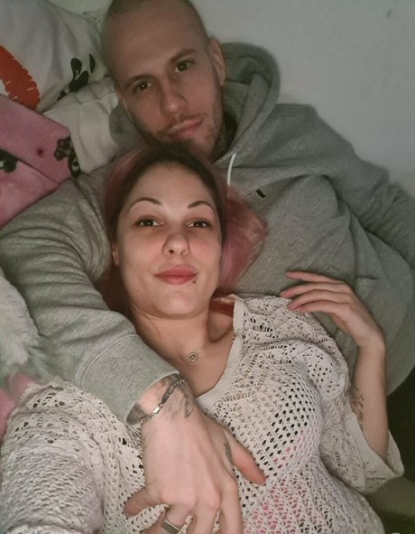 purple butterfly modelo adulto foto