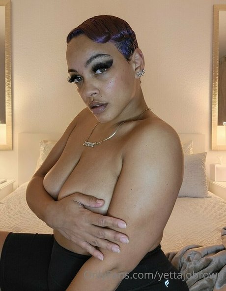 yettajobrown modèle nu photos