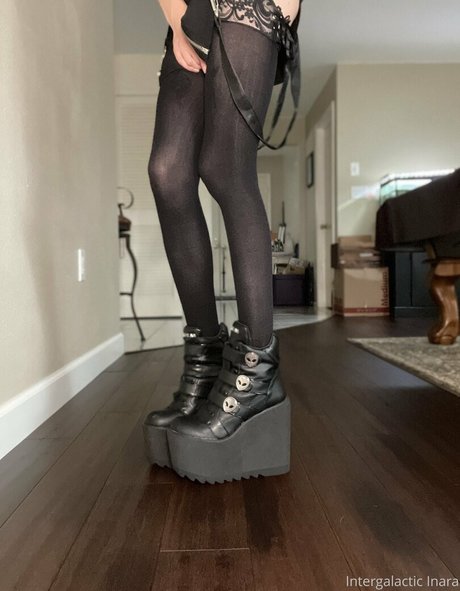 Alieninara modelo desnuda imágenes