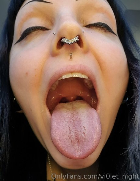 vi0let night actrice sexy photo