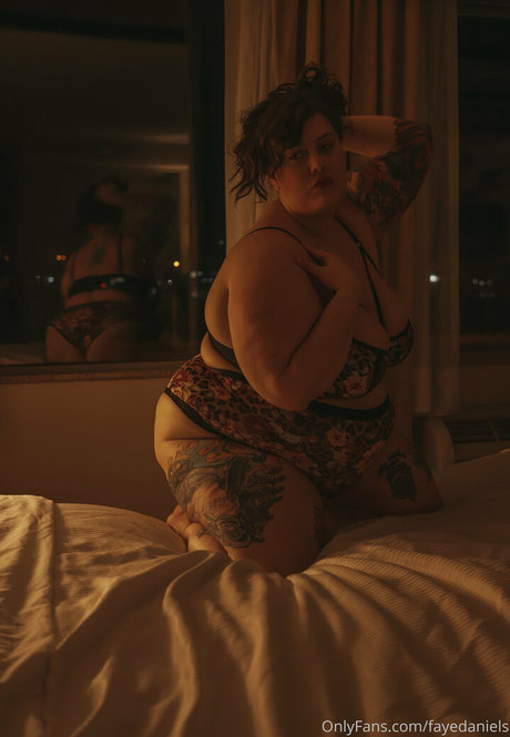 fayedaniels modelo desnuda galería