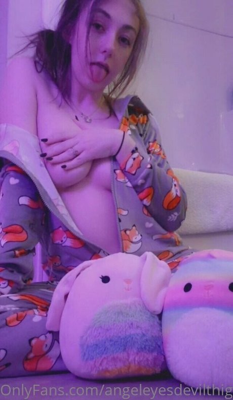 Angel Eyes Devil Thighs model nice pics