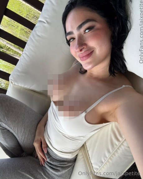 Jaixpetite modèle adulte des photos