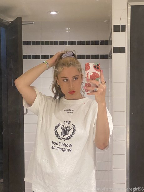 Raregirl96 modèle des photos