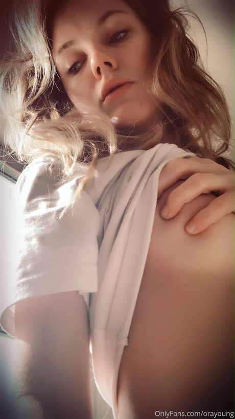 Ora Young actrice artistique images