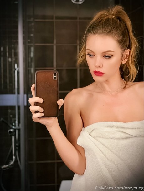 Ora Young star du porno sympa collection