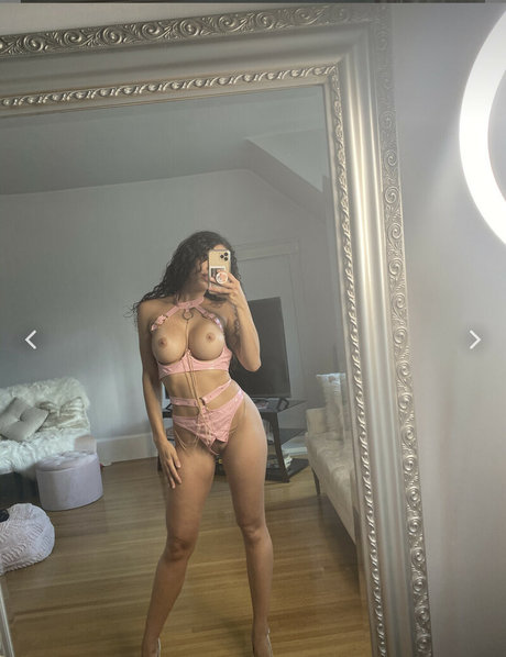 Coralitaxxo model pretty img