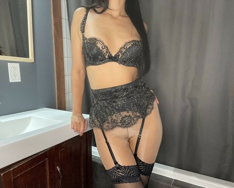 Simone Honey adult model photos