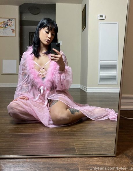 Kyleelille modelo atractivo imágenes