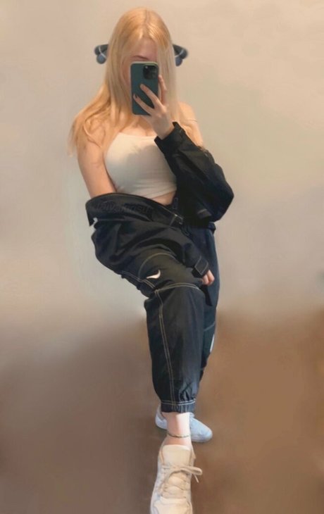busty mom onlyfans hot image