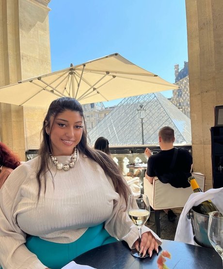 Yuval modelo caliente archivo