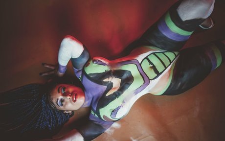 MO Spice modelo desnudos galería