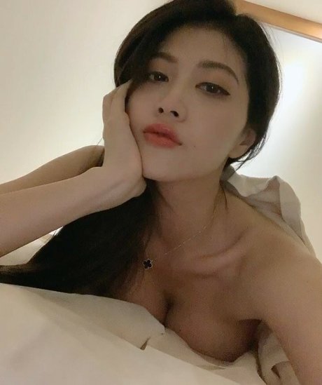 dododoris hot actress photos