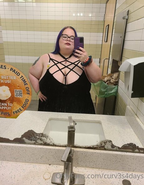 curv3s4days estrella desnuda imagen