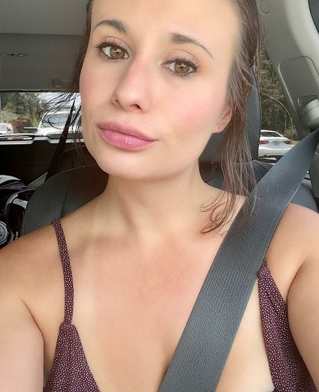 LillyBehave modelo desnuda galerías