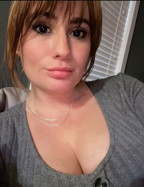 LillyBehave estrella atractiva galerías