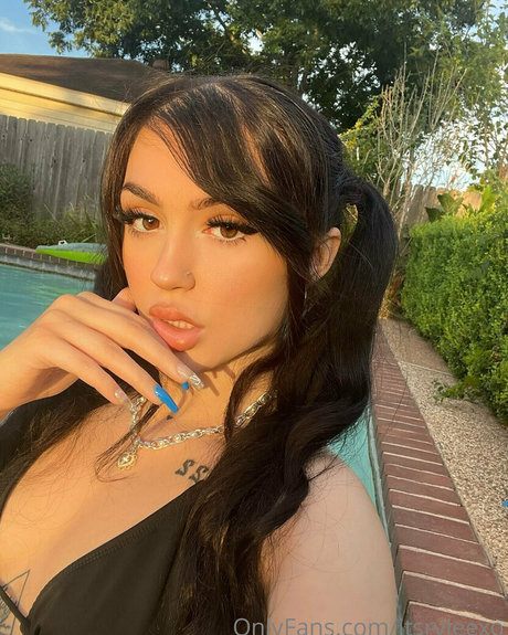 itsazaleaxo modèle sympa des photos