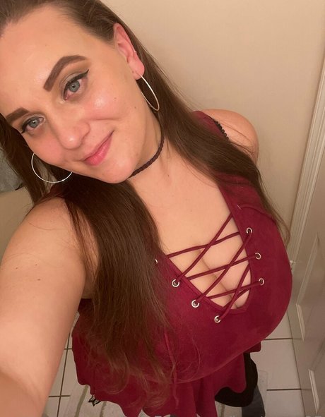 Bustybae95 nudes model pics