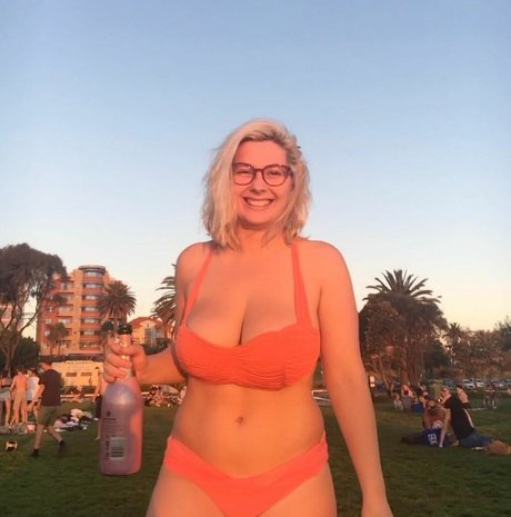 SliceOfSalami modèle érotique des photos