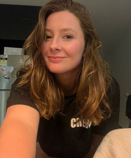 SliceOfSalami bonita modelo foto