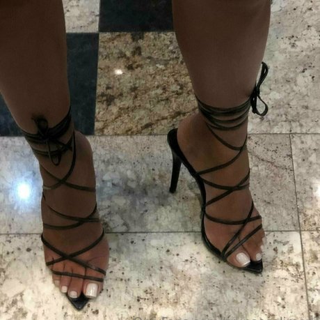 brunaasalimeni modelo atractivo imagen