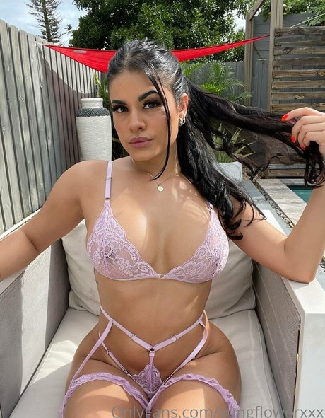 yungflowerxxx modelo pornografico archivo